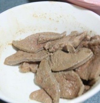菠菜猪肝汤,烧开沸水后放进猪肝汆烫一下，捞出，沥干水分