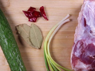 家常红烧肉的正确做法，做法简单又香又美味,首先将所有食材准备好。