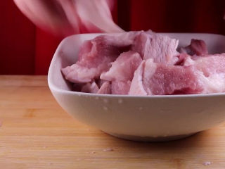 家常红烧肉的正确做法，做法简单又香又美味,将所有食材洗净后，我们先来切五花肉，五花肉可以切的大块一些，切成两指厚的方块状备用。