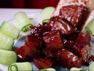 家常红烧肉的正确做法，做法简单又香又美味,将烧号的红烧肉摆放在盘子中央。