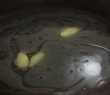 菠菜猪肝汤,锅中放入姜片和高汤