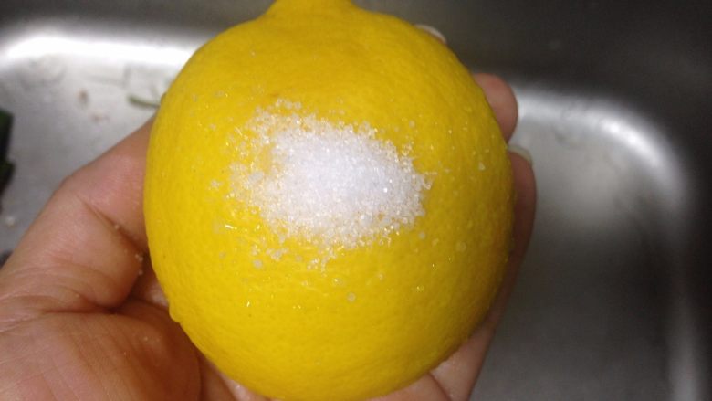 酸辣木瓜,柠檬用盐搓洗表面去除蜡脂后冲净