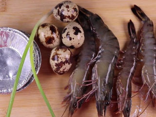 往虾里打入一颗蛋——虾扯蛋,首先将如图所示的所以食材准备好。