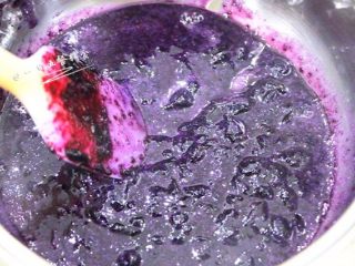 蓝莓慕斯, 搅拌均匀成了蓝莓糊，备用。