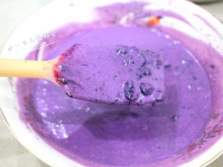 蓝莓慕斯, 由于果酱中有很多颗粒，如果全部倒进去，颗粒会全部沉底，分2次倒入慕斯液，有一半蓝莓颗粒在慕斯底，还有一半在慕斯中层。
