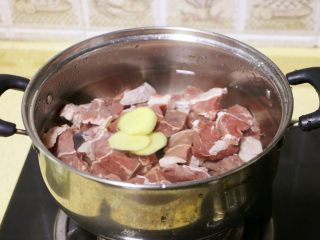 胡萝卜土豆炖牛肉,牛肉放入冷水锅中，放入姜