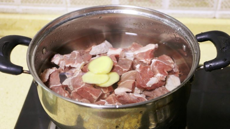 胡萝卜土豆炖牛肉,牛肉放入冷水锅中，放入姜
