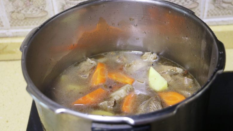 胡萝卜土豆炖牛肉,为了缩短烹饪时间，可移入高压锅炖煮