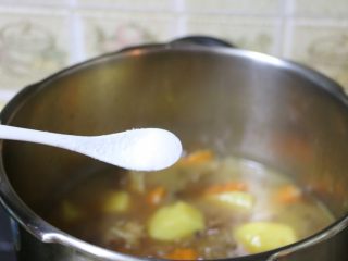 胡萝卜土豆炖牛肉,出锅前加入盐调味