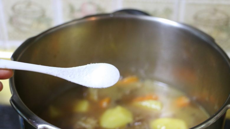 胡萝卜土豆炖牛肉,出锅前加入盐调味