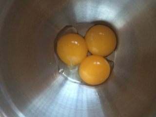 香橙蛋糕,分离蛋黄、蛋清。蛋清保证盆子无水无油。