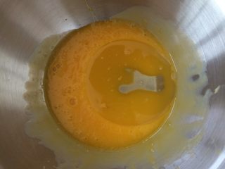 香橙蛋糕,加入玉米油，搅拌均匀。