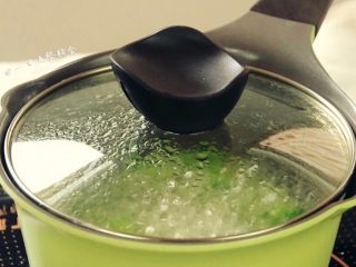 豪华版咖喱炒饭,西兰花焯水1分钟。
🌻小贴士：焯水的主要目的是将西兰花“洗洗干净”。