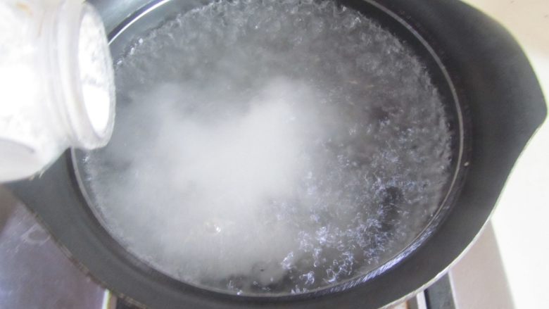 韭菜三鲜饺子,烧锅开水， 加入少许盐；