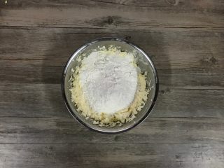 杏仁奶酪饼干,筛入低粉。用硅胶铲混合至细腻无干粉状态。