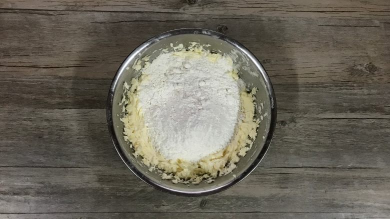 杏仁奶酪饼干,筛入低粉。用硅胶铲混合至细腻无干粉状态。