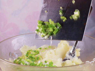 土豆饼的家常做法，吃起来特别过瘾,将葱花放入土豆中，倒入一大勺的淀粉，一小勺盐、2小勺糖拌匀后备用。