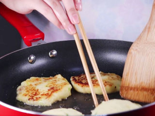 土豆饼的家常做法，吃起来特别过瘾,将土豆饼煎至两面焦黄即可。