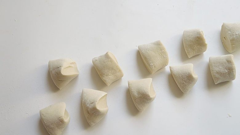 羊肉煎饺,将面团搓成条切成大小均匀的小剂子