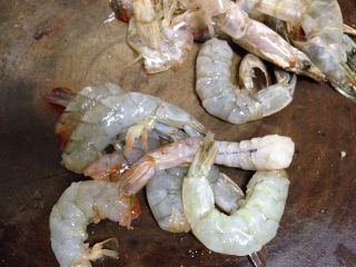 西葫芦鲜虾酿,先来处理虾：大虾剥去外皮，保留虾尾和最后1节