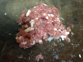 西葫芦鲜虾酿,猪肉切成小粒