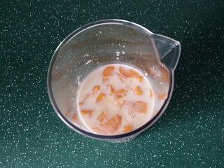 杨枝甘露,将2/3芒果与椰浆、淡奶油倒入料理杯