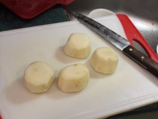 融化的土豆,将土豆去皮，切成数个上下平面的立体方块。  