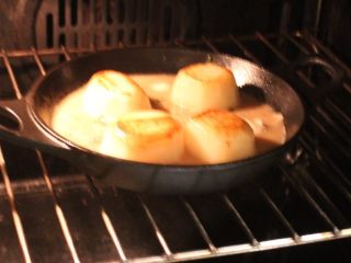 融化的土豆,事先预热好烤箱，以220℃烤20分钟。