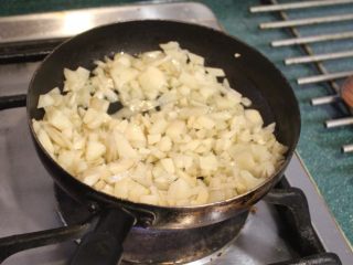 融化的土豆,至于切剩下的土豆，丢掉太可惜了，可以蒸一蒸做成土豆泥。或是再切碎一点，用橄榄油煎至微焦。