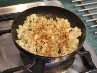 融化的土豆,以盐、胡椒、七味粉调味后放至稍凉。
