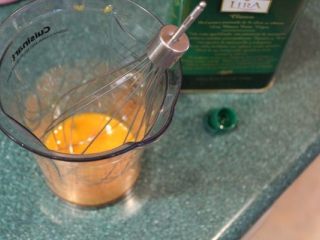 蛋黄酱，水果综合色拉,蛋黄酱制作：将蛋黄放入容器，稍微打散。