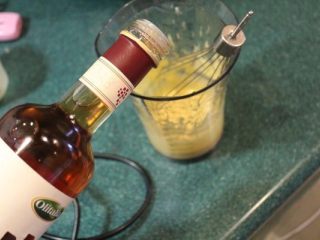 蛋黄酱，水果综合色拉,完成后，加入一点白酒醋或红酒醋或柠檬汁，再充分拌匀。