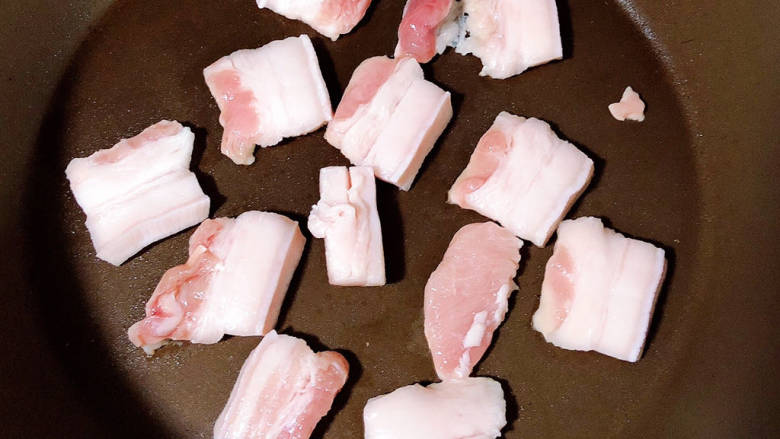 猪肉烧板栗,平底锅放入五花肉，慢煎至金黄，翻面继续煎至，练出猪油。