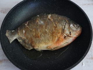 酱烧白鲳鱼,煎至鱼身表面金黄 。