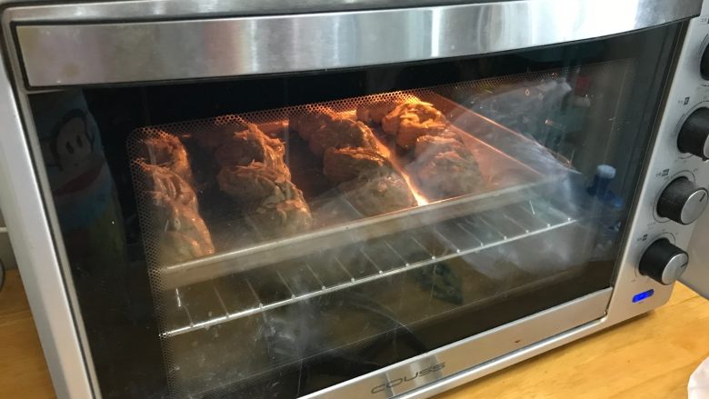 红茶奶酥 （山寨原麦山丘）, 放入预热号的烤箱中180度烤制25-28分钟