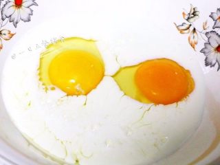 美式炒蛋,2个鸡蛋和80毫升牛奶打散搅拌均匀。
