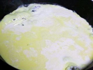 美式炒蛋,再加打好的鸡蛋液倒入锅中，用小火翻炒。
