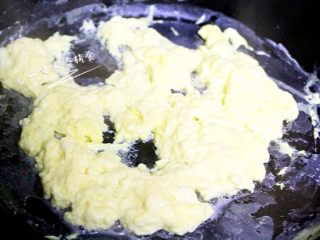 美式炒蛋,鸡蛋大部分凝固就可以离火出锅了，用鸡蛋自己的余温完全变熟。