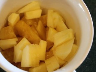 菠萝苹果冰沙,将菠萝和苹果切成小块，放在容器里。