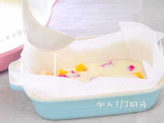 缤纷酸奶糕,水果铺底，倒入1/3奶液，再来一层水果，倒一层奶液，水果和奶液全部加入。水果有的地方多一点，有的地方少了点，最后好多“立不正”的原因。