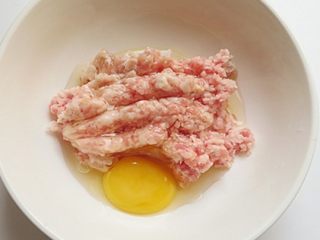 肉饼蒸蛋,肉末调入鸡蛋