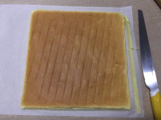 豹纹蛋糕卷，猎到你了吗？,油纸短的一边是起始端，用刀往里斜切出一小条蛋糕