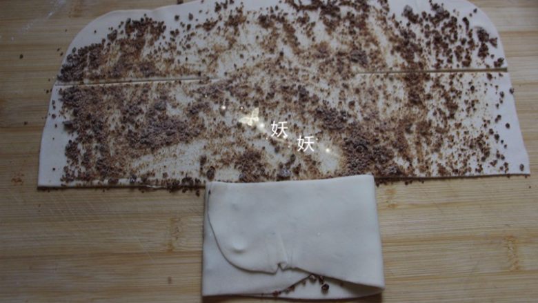 红糖烫面千层饼,如图，先把最下面折叠。