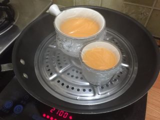 鲜虾蒸水蛋,8. 中火15分钟，如果鸡蛋的量有增加那么时间要就适当的加长点，时间加长点也无妨，不会老，也不会有蜂窝
