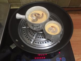 鲜虾蒸水蛋,10. 蒸到有10分钟的时候开盖把虾码在水蛋上，再次上蒸
