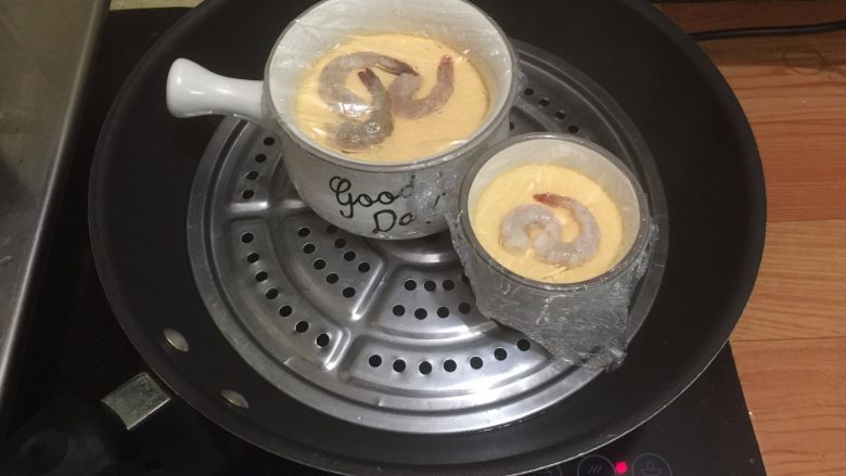 鲜虾蒸水蛋,10. 蒸到有10分钟的时候开盖把虾码在水蛋上，再次上蒸