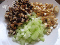 豆腐皮素春卷,香菇，芹菜，豆腐干分别切丁