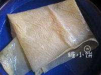 豆腐皮素春卷,油豆皮用温水泡软（颜色有些发白）后裁剪成需要的大小