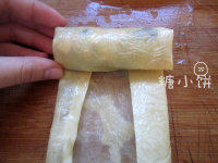豆腐皮素春卷,两边向中间折叠一下，卷起