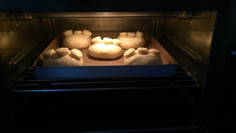 面包超人,烤箱提前先预热好上下火180度10分钟，然后把面包放到烤箱中层，上下
火165度18分钟，面包如果烤上色后，要用锡纸盖上，免得表面颜色过黑
